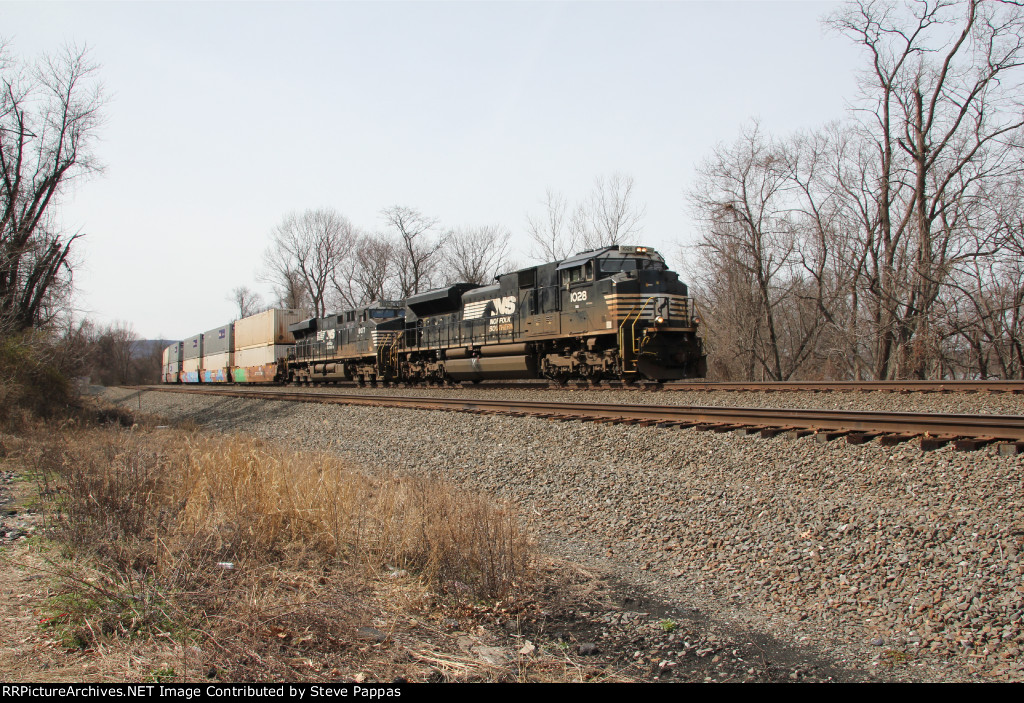 NS 1028 takes train 26X east past MP 116